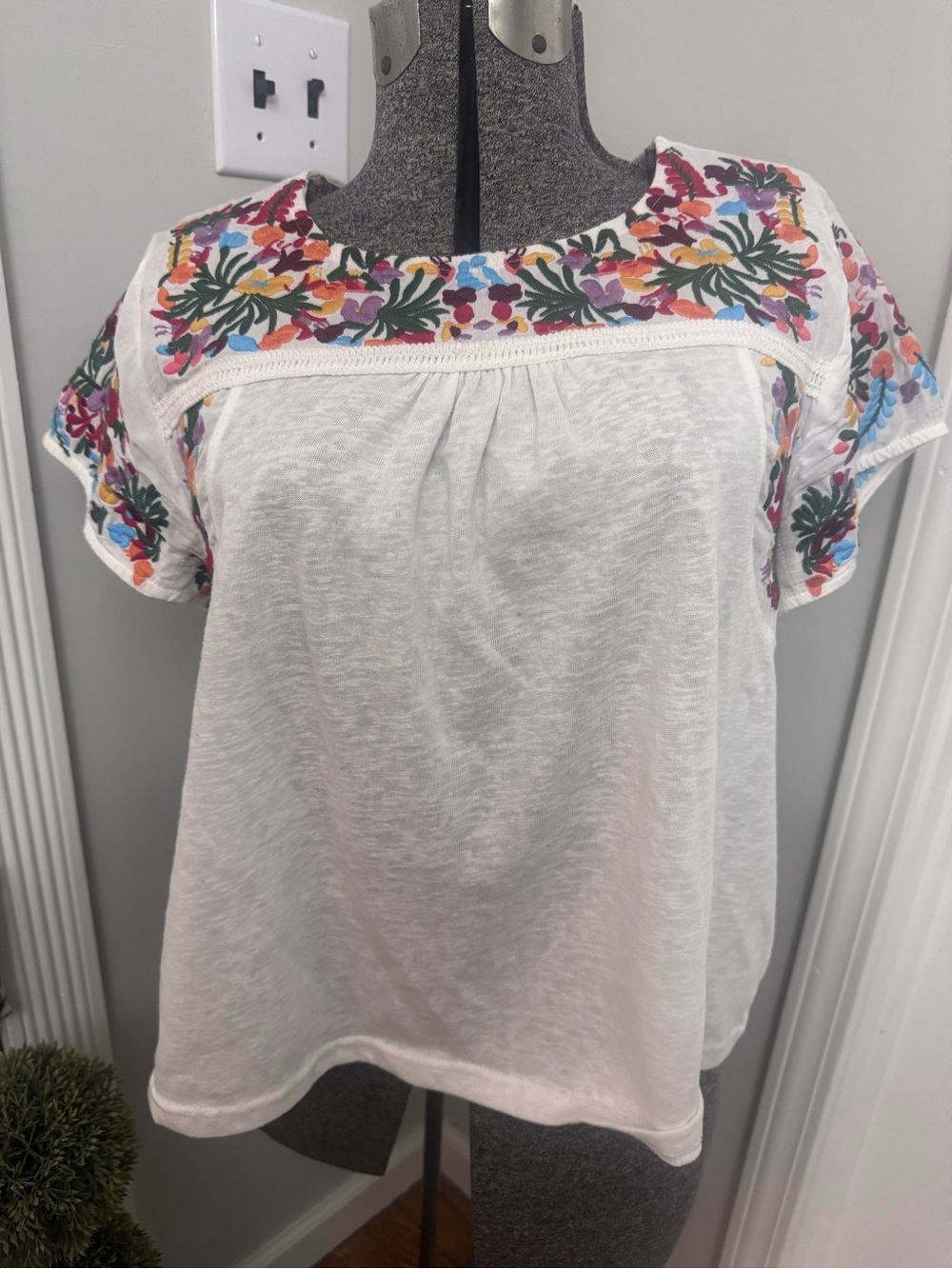 easel White Embroidered Floral Yoke and Sleeve Knit Top Large